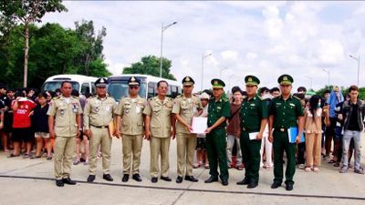 Tiếp nhận 127 công dân Việt Nam do lực lượng chức năng Campuchia trao trả