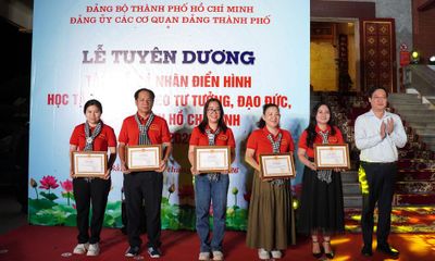 Đảng ủy các cơ quan Đảng Thành phố Hồ Chí Minh tuyên dương điển hình học tập và làm theo Bác tại Pác Bó