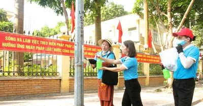 Phường Hà Đông chung tay làm sạch phố phường từ việc bóc xóa quảng cáo trái phép