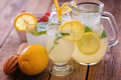 Có nên uống nước chanh muối sau khi tập?