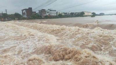 Mưa trắng trời, nhiều nơi ở Quảng Ninh ngập sâu