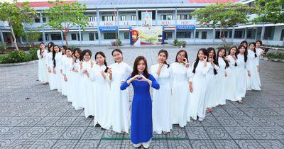 Trao tặng áo dài trắng cho nữ sinh, giáo viên tại Côn Đảo