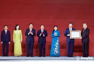 Tổng Bí thư, Chủ tịch nước Tô Lâm trao Nghị quyết của Quốc hội về thành lập thành phố Đồng Nai
