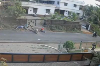 Phóng xe tốc độ cao, 2 sinh viên tông gãy cột điện rồi văng xuống đường