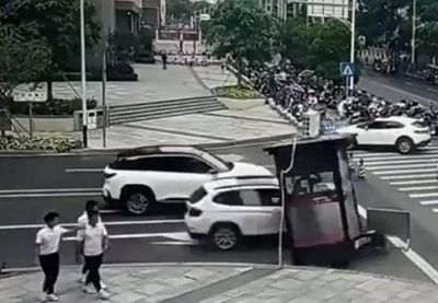 Nhầm chân ga, nữ tài xế lái ô tô húc văng bốt bảo vệ rồi đâm thẳng vào cửa hàng