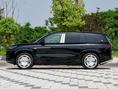 SUV dài hơn 5,2 mét, công suất 925 mã lực, giá gần 1,6 tỷ đồng