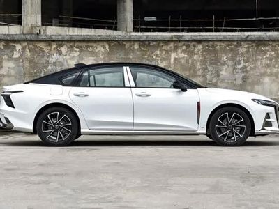 Xe sedan thiết kế thể thao, mạnh 252 mã lực, giá gần 700 triệu đồng