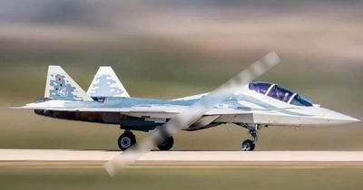 Tiêm kích tàng hình đa năng Su-57 phiên bản 2 chỗ ngồi lộ diện, mở rộng vai trò tác chiến trên không