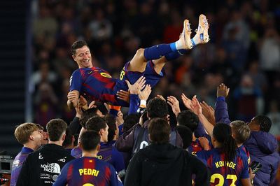 Burnley xuống hạng vẫn kiếm nhiều tiền hơn Barcelona vô địch