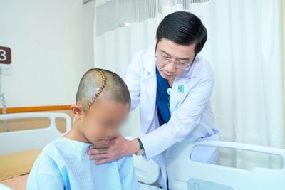 Bác sĩ TP.HCM mổ não cho bé trai 12 tuổi trong trạng thái tỉnh táo