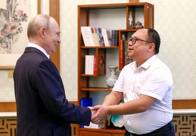 Ông Putin hội ngộ 'cậu bé' chụp ảnh 26 năm trước ở Bắc Kinh