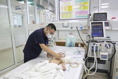 Phú Thọ: Cấp cứu thành công bé trai 29 tháng tuổi viêm phổi nặng do đồng nhiễm 5 căn nguyên