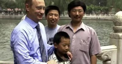 Tổng thống Putin gặp lại 'cậu bé' chụp ảnh cùng ở Bắc Kinh 26 năm trước