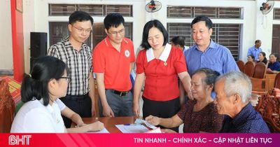 Cấp phát tiền mặt hỗ trợ hơn 700 hộ dân bị ảnh hưởng bởi thiên tai