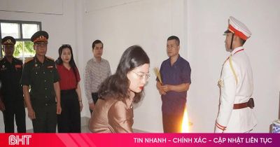 Đoàn đại biểu tỉnh Hà Tĩnh dâng hương tưởng niệm các anh hùng liệt sỹ hy sinh tại Lào