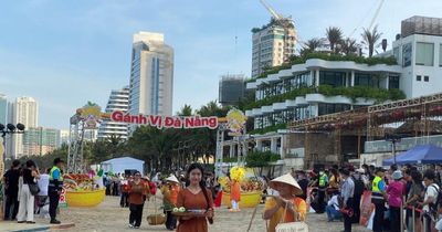 Hơn 70 gánh hàng ẩm thực 'Gánh vị Đà Nẵng' diễu hành trên bãi biển Mỹ Khê