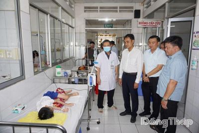 Bí thư Đảng ủy phường Sa Đéc thăm học sinh nghi ngộ độc thực phẩm đang điều trị tại bệnh viện