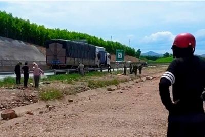 Xác minh nguyên nhân người đàn ông chết cạnh xe tải trên cao tốc Bắc - Nam