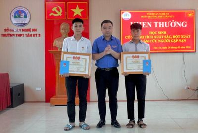 Tặng Huy hiệu 'Tuổi trẻ dũng cảm' cho hai nam sinh lao xuống sông cứu người