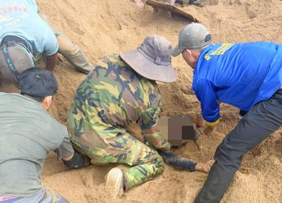 Lật xe tải chở cát, người đi đường bị vùi tử vong
