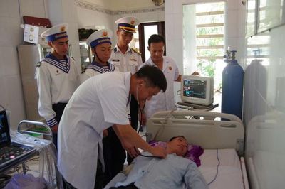 Trung tâm Y tế Trường Sa điều trị cho ngư dân bị đau dạ dày nặng khi đánh cá trên biển