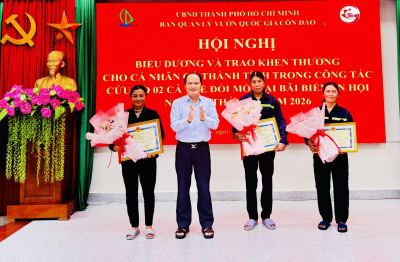 Giải cứu đồi mồi quý hiếm mắc lưới thải trên biển Côn Đảo
