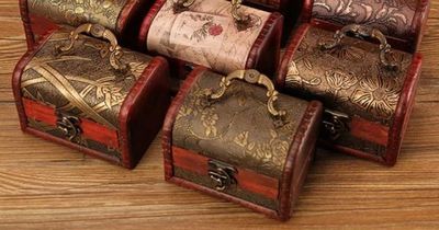 Cậu bé 6 tuổi vô tình phát hiện 'báu vật' nhô khỏi mặt đất và cái kết