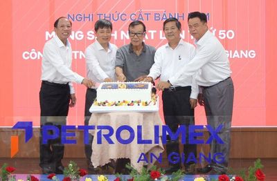 Petrolimex An Giang sơ kết 5 tháng đầu năm và họp mặt kỷ niệm 50 năm thành lập