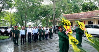 Bí thư Tỉnh ủy Lào Cai và Chính ủy Quân khu 2 dâng hương tưởng niệm Chủ tịch Hồ Chí Minh và các Anh hùng liệt sĩ tại phường Nghĩa Lộ