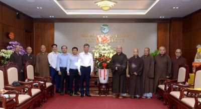 Đại diện Cục An ninh nội địa - Bộ Công an chúc mừng Phật đản đến Ban Trị sự Phật giáo TP.HCM