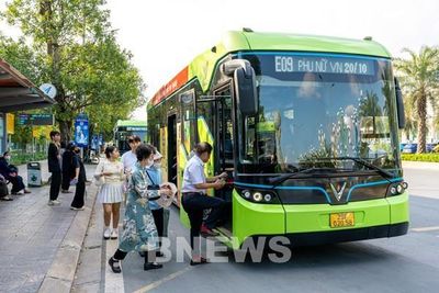 Hà Nội tăng tốc xe buýt điện, thúc đẩy giao thông xanh