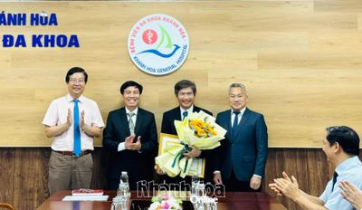 Trao bằng khen của Chủ tịch UBND tỉnh Khánh Hòa cho Tiến sĩ, bác sĩ Đỗ Nguyên Tín