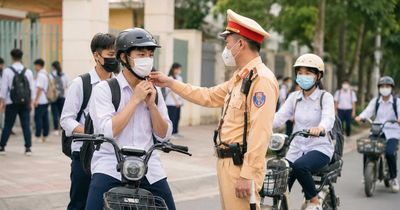 Học sinh đi xe đạp điện không đội mũ bị phạt tới 600.000 đồng