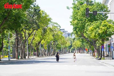 Nắng nóng gay gắt, phố đi bộ Hồ Gươm khác lạ dịp cuối tuần