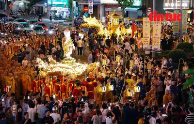 Tăng ni, Phật tử tham gia nghi lễ rước kiệu hoa mừng Phật đản tại TP Hồ Chí Minh