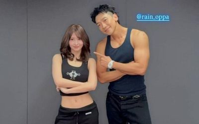 Khoảnh khắc Momo (TWICE) chụp ảnh cùng Bi Rain gây 'dậy sóng'