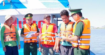 'Lá chắn' bảo vệ ngư dân mùa mưa bão