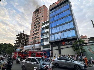 Cháy căn hộ chung cư cao 11 tầng ở gần ngã tư Hàng Xanh