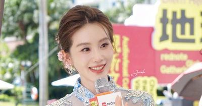 Mỹ nhân đẹp bậc nhất Trung Quốc khoe nhan sắc đỉnh cao ở phố đi bộ Hồ Gươm