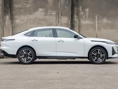 Xe sedan hybrid nội thất tiện nghi, giá chưa tới 350 triệu đồng