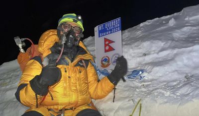 Bác sĩ Việt Nam lập kỷ lục chinh phục 3 đỉnh Everest trong 4 ngày