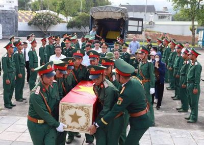 Điện Biên: Đón 9 hài cốt liệt sĩ quân tình nguyện Việt Nam hy sinh tại Lào về nước