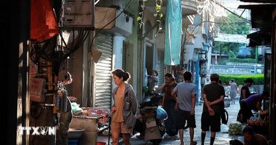Người Hà Nội 'chạy đua' trong thời tiết cao điểm nắng nóng