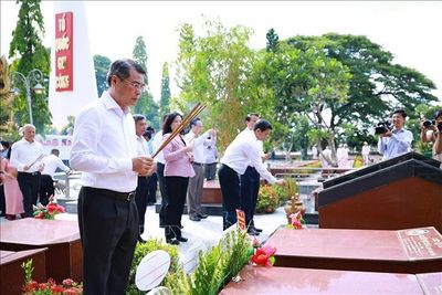Thủ tướng dâng hương tưởng niệm các Anh hùng liệt sĩ thành phố Cần Thơ