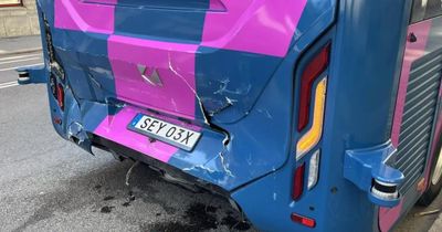 Thụy Điển: Xe buýt tự lái va chạm tàu điện trong ngày đầu chở khách