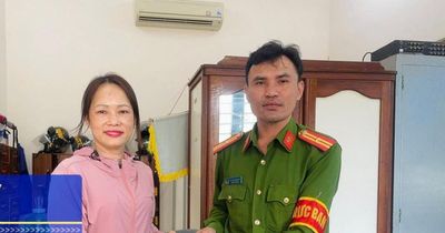 Trao trả tài sản bỏ quên cho sinh viên Lào