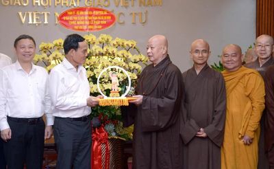 Bí thư Thành ủy TP.HCM Trần Lưu Quang thăm, chúc mừng nhân Đại lễ Phật đản đến Ban Trị sự TP.HCM
