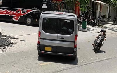 Phóng tốc độ 'đạn bắn', xe máy tông mạnh xe khách đang rẽ sang ngã ba