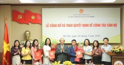 Ủy ban Pháp luật và Tư pháp trao quyết định về công tác cán bộ