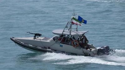 Mỹ không kích tàu của IRGC và trận địa tên lửa Iran gần Hormuz